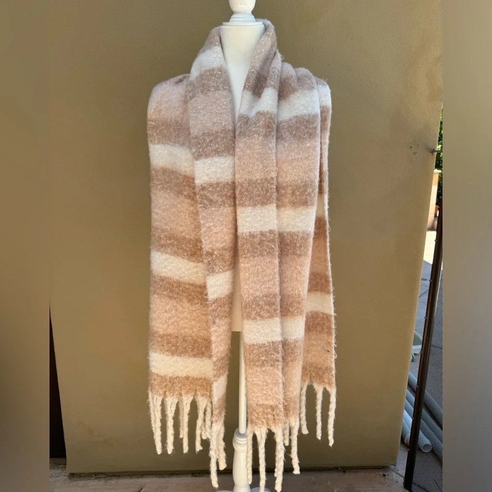Large Chunky wide striped scarf Beige NWOT price firm!